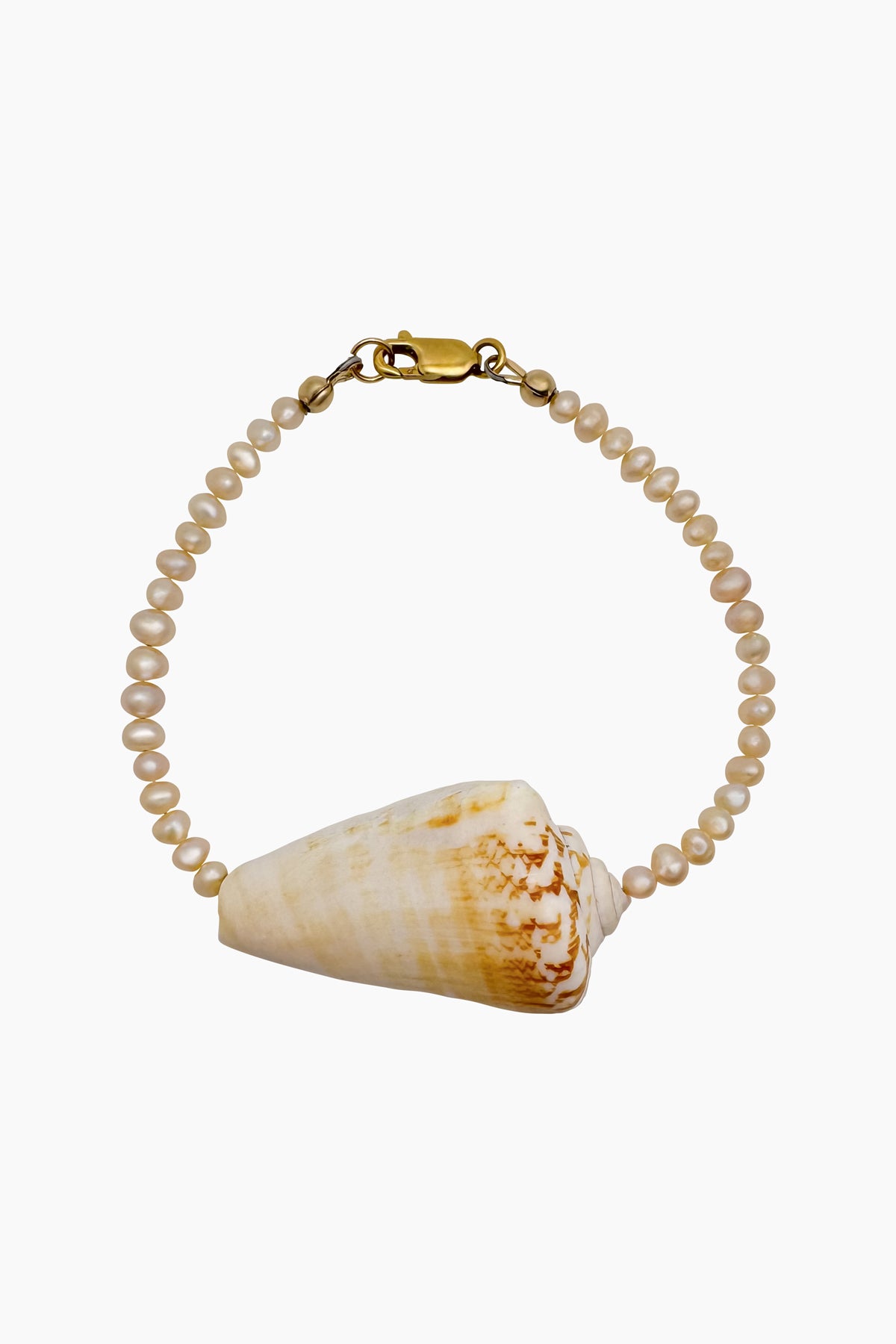 Close-up of the Isla Mini Bracelet – freshwater baroque pearls with a chunky conch shell pendant. Ocean-inspired jewelry featuring natural forms, organic textures, and coastal elements.