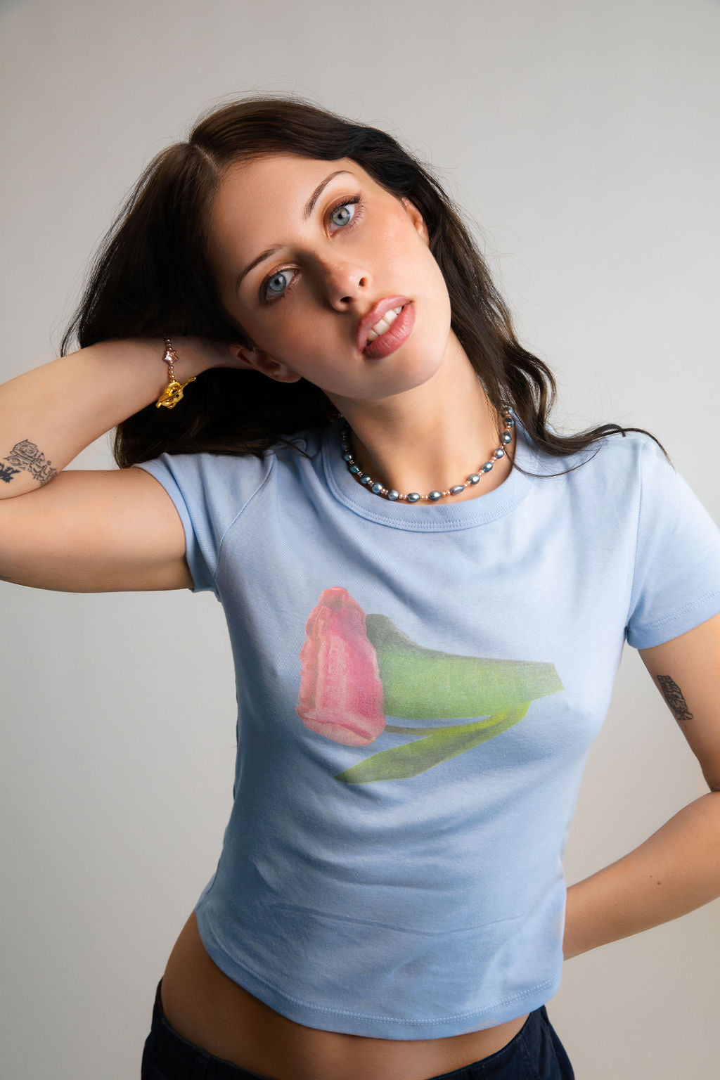 Blue fitted tee with a tulip on it